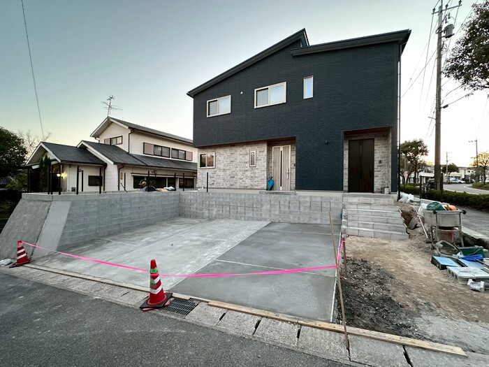 鹿児島市/新築外構の途中経過/二世帯住宅/4台分の駐車場とプライベートを守るお庭を作ります