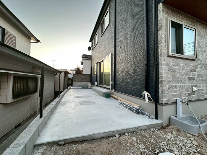 鹿児島市/新築外構の途中経過/二世帯住宅/4台分の駐車場とプライベートを守るお庭を作ります