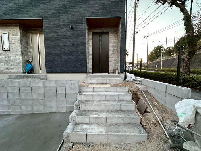 鹿児島市/新築外構の途中経過/二世帯住宅/4台分の駐車場とプライベートを守るお庭を作ります