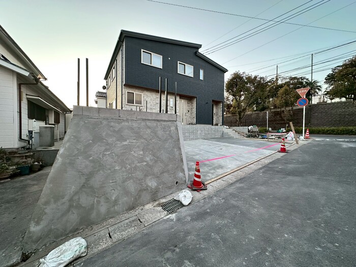 鹿児島市/新築外構の途中経過/二世帯住宅/4台分の駐車場とプライベートを守るお庭を作ります