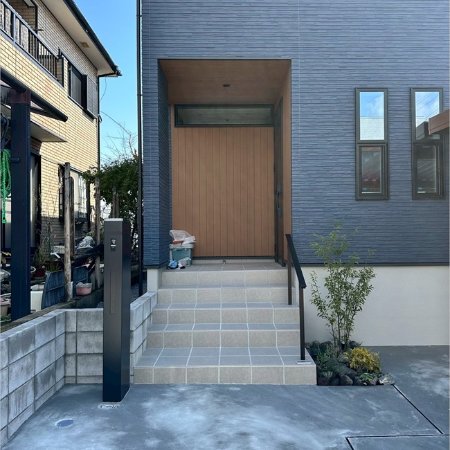 鹿児島市/新築外構/機能門柱と植栽が完成しました。お施主様の希望でハイノキを植えました。