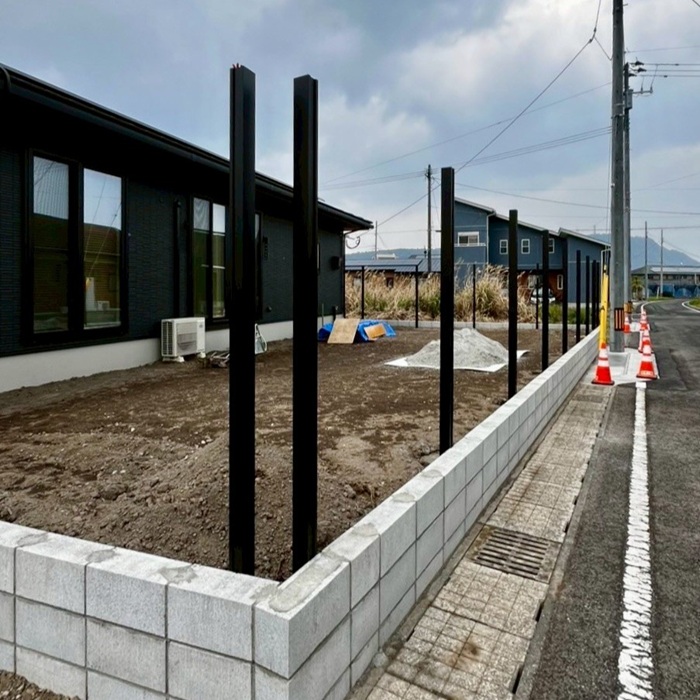 指宿市/新築外構進捗/目隠しフェンス施工中/独立支柱を用いることで2m高のフェンス設置が可能です！ 