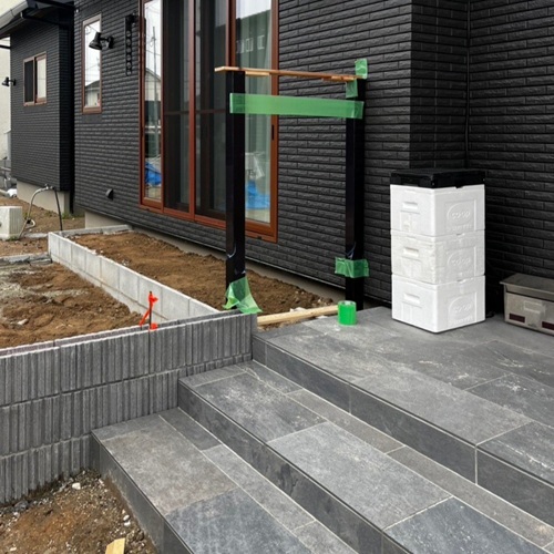 霧島市/新築外構進捗/タイルデッキとお庭入口用の門扉を施工しております！