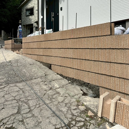 鹿児島市/外構・玄関リフォーム/祖母の玄関の登り降りを考えて化粧ブロックを積んでおります！