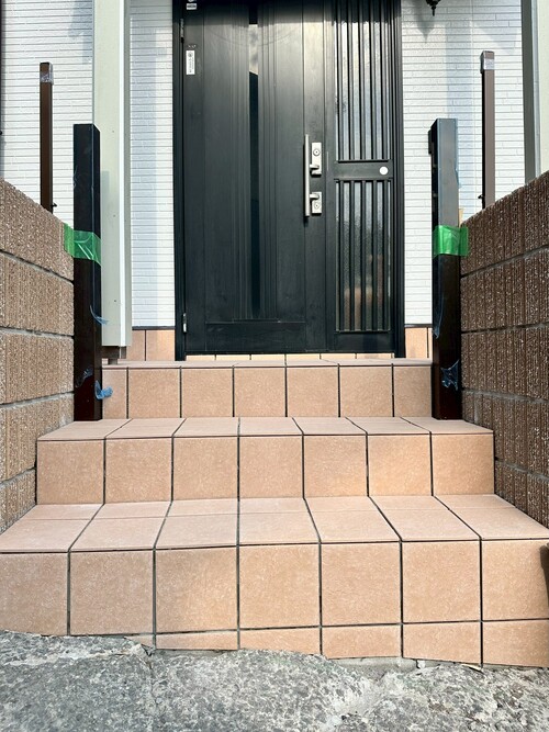 鹿児島市/玄関リフォーム工事進捗/玄関ポーチ階段のタイルを施工しております！