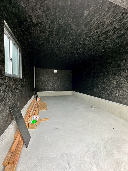 【鹿児島市】シャッターガレージ工事進捗|内装工事が進み完成が見えてきました!