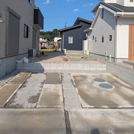姶良市／新築外構工事進捗｜駐車場の砕石敷き・花壇づくりを進めています