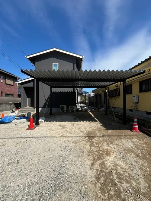 鹿児島市/新築外構工事進捗/カーポートを施工中です！YKKapジーポートproは強度も安心です！